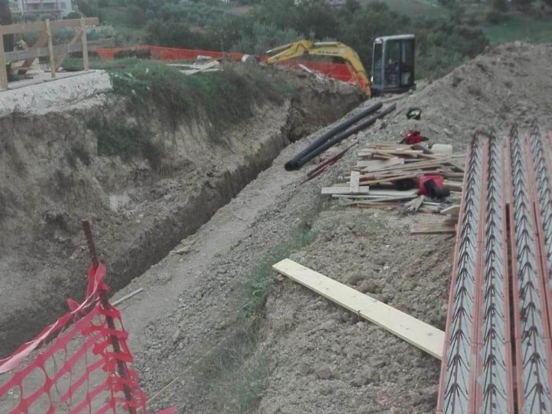 Travolto e sepolto dalla terra mentre stava lavorando: muore operaio