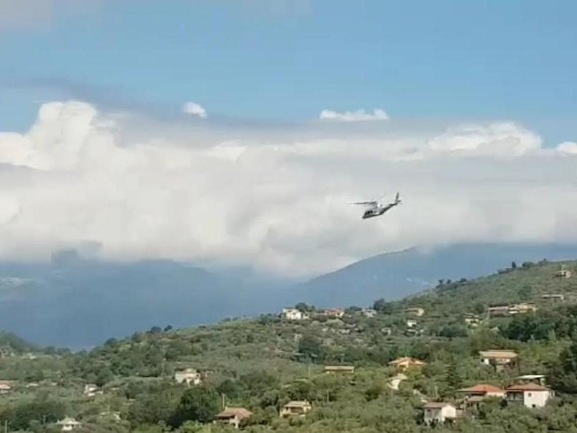 Si ferisce con la motosega mentre taglia un albero: 35enne subisce amputazione