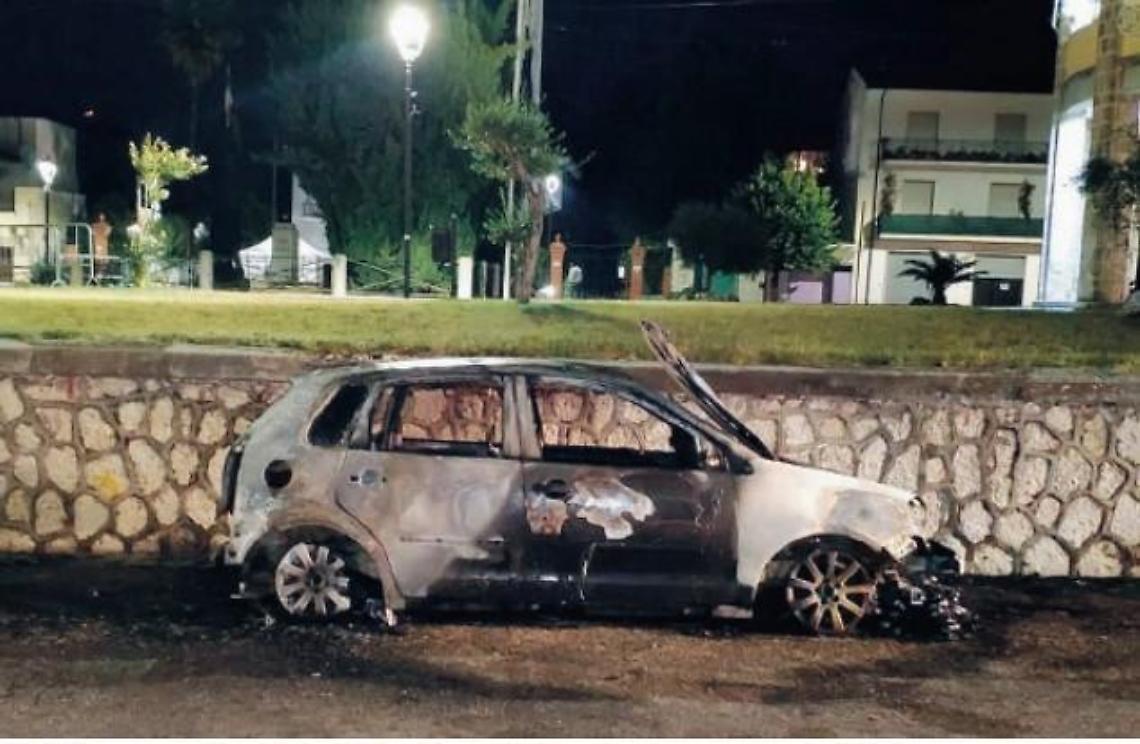 Distrutta dalle fiamme l'auto di un'insegnante: spunta la pista dolosa