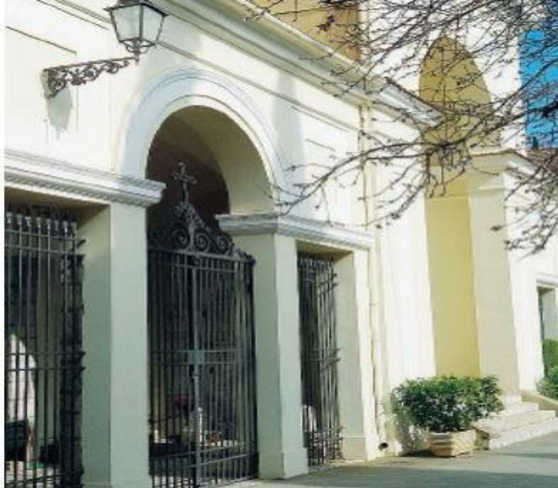 Ladri in azione al cimitero: furto di piombo nella cappella gentilizia