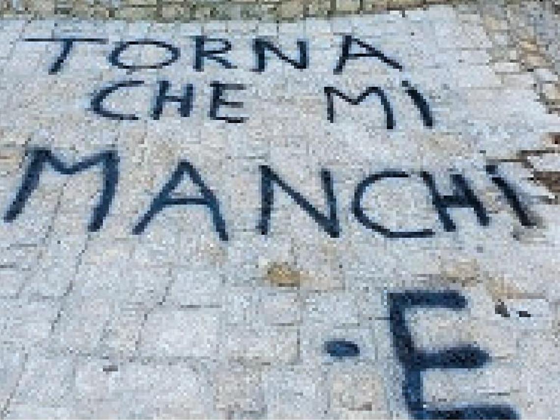 Atto vandalico in pieno centro, enorme scritta sulla strada: cittadini indignati