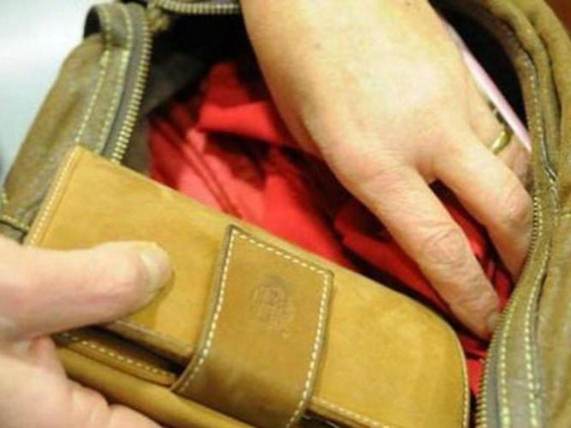 Ruba un borsello e viene beccato con la refurtiva a casa: denunciato