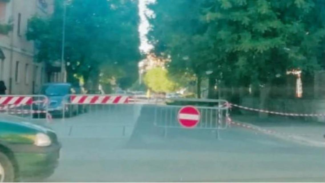 Piante tagliate e strada chiusa vicino la scuola: l'ira dei genitori