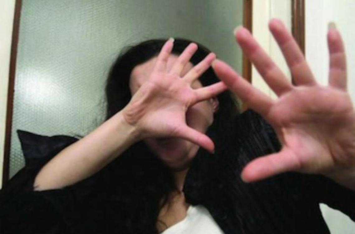 Minacce, molestie e pedinamenti alla vicina: 51enne finisce nei guai