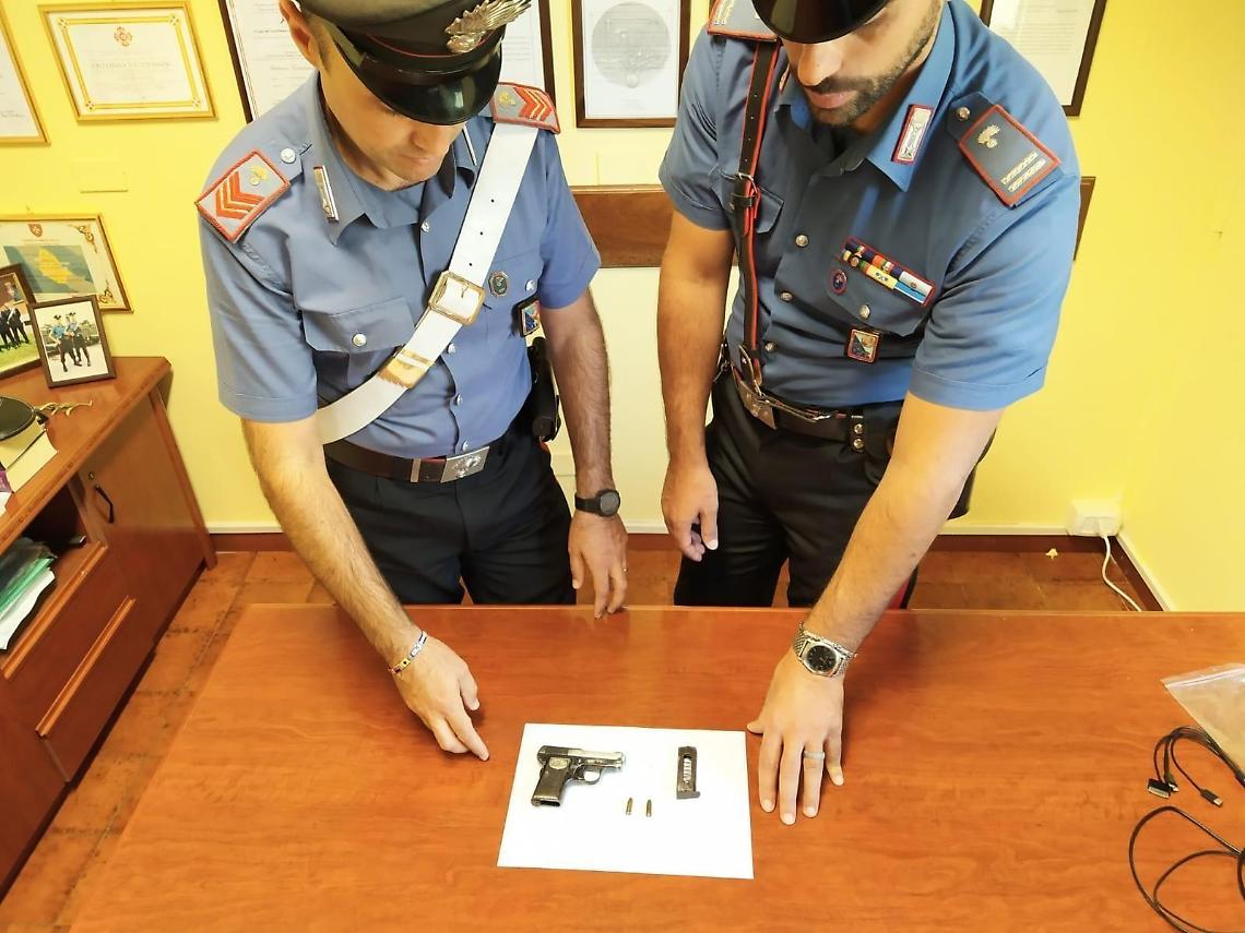 Nascondeva una pistola con caricatore e proiettili in casa: 43enne in manette