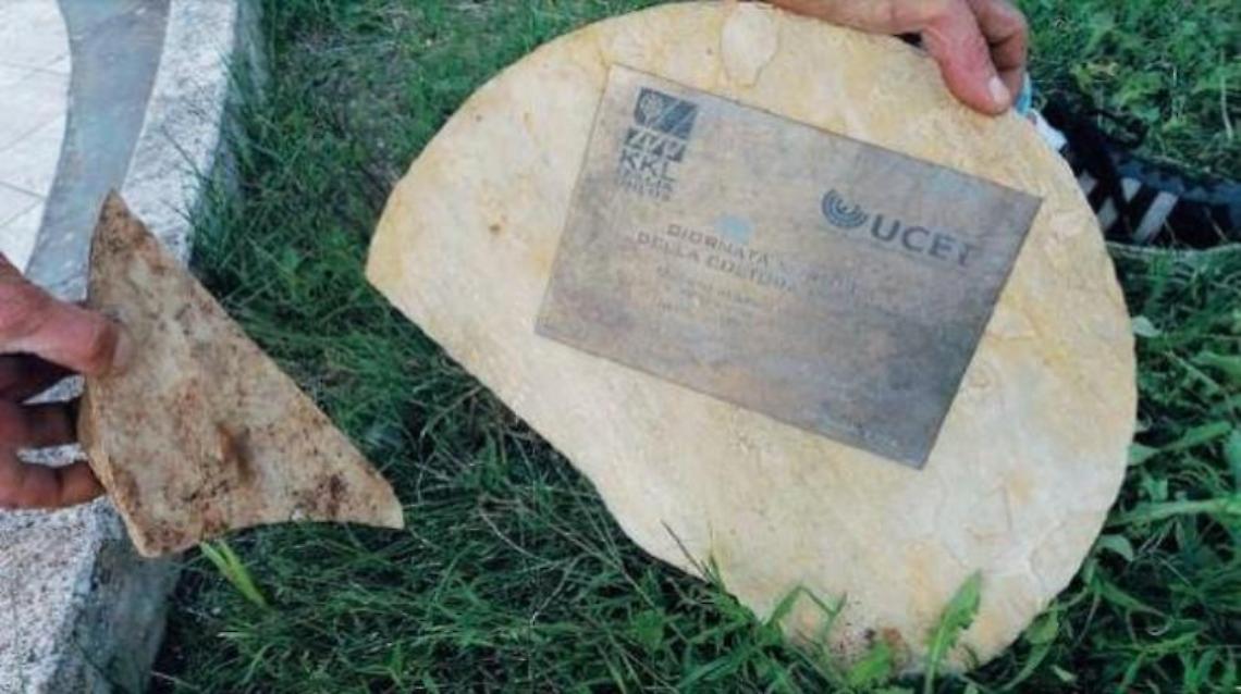 Vandali senza freni: spezzata la lapide ebraica, sdegno in città