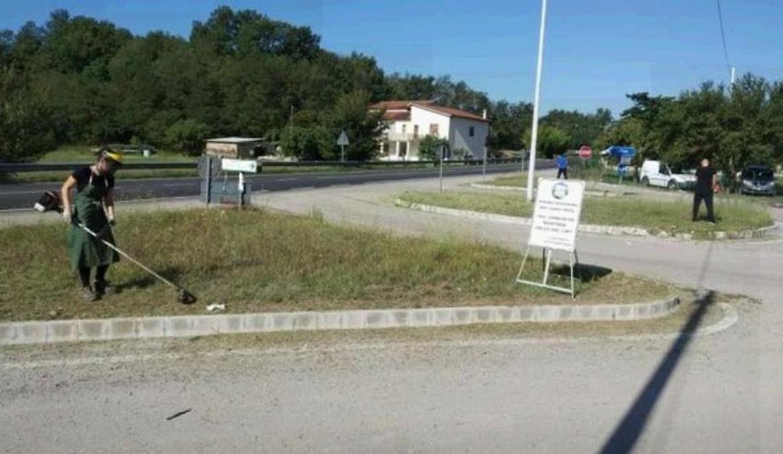 San Vittore, manutenzione: l'erba la tagliano i ragazzi del servizio civile