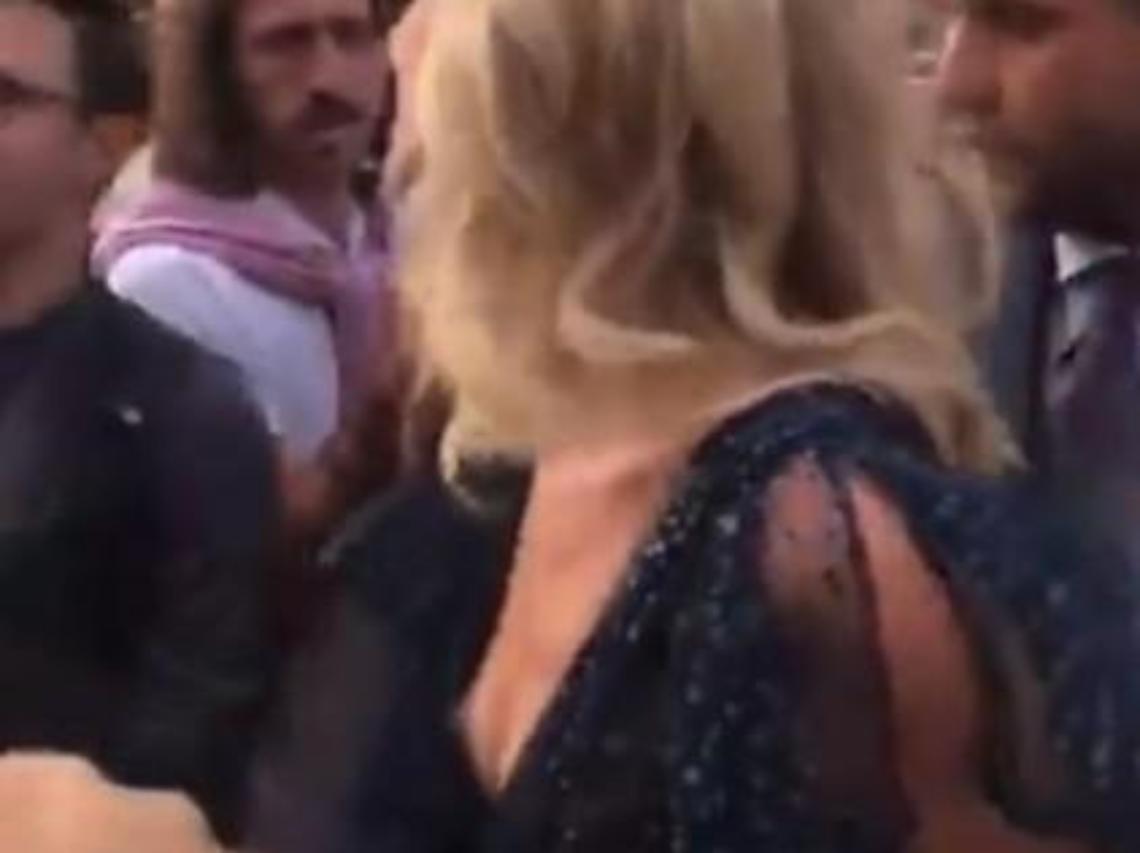 [VIDEO] Milano Fashion Week, dalla scollatura sbuca il seno della Ferragni