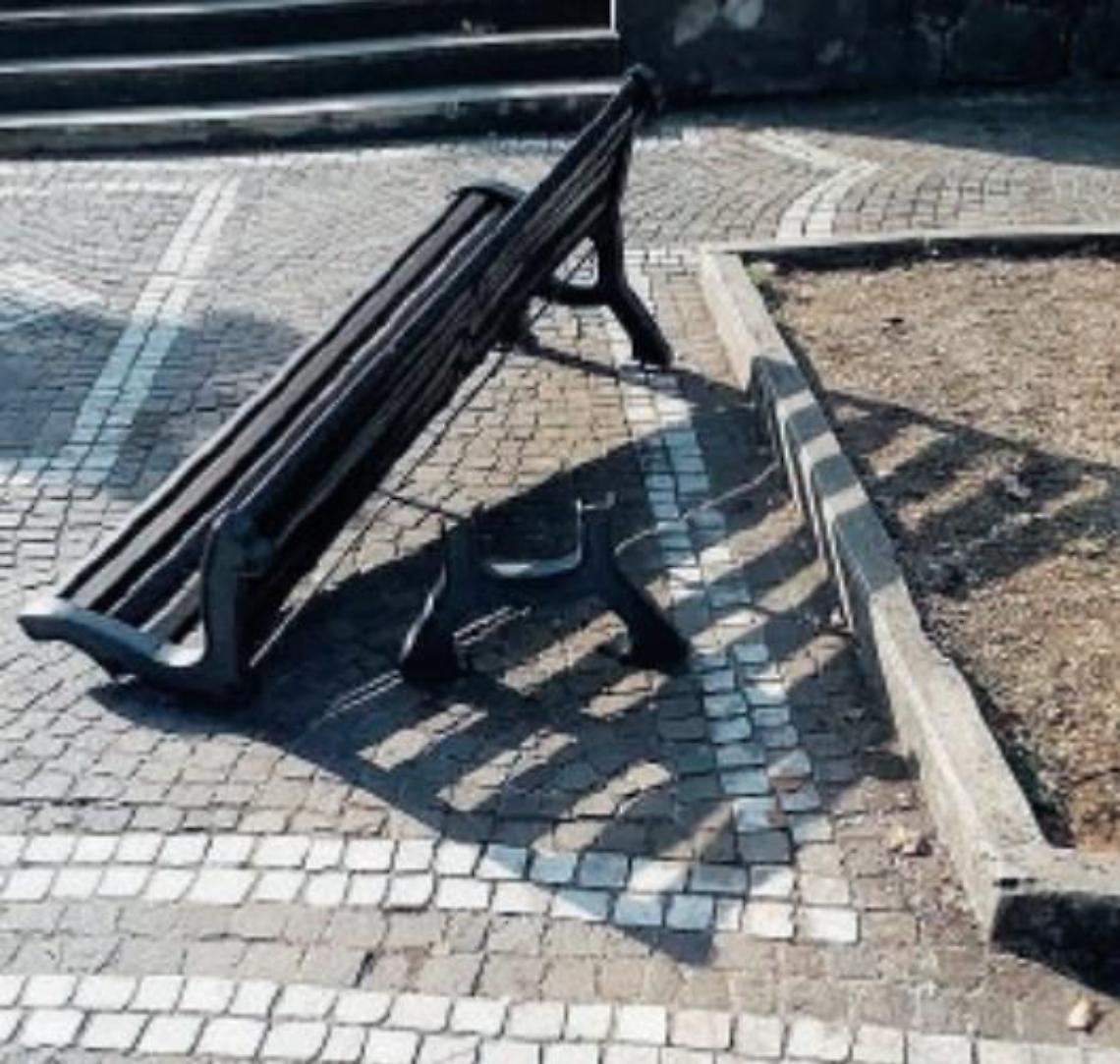 Vandali scatenati: raid notturni in città, l'ultimo alla villa comunale