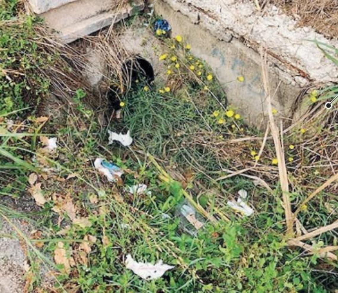 Canale dell'acqua ostruito da rovi e rifiuti: e quando piove la strada si allaga