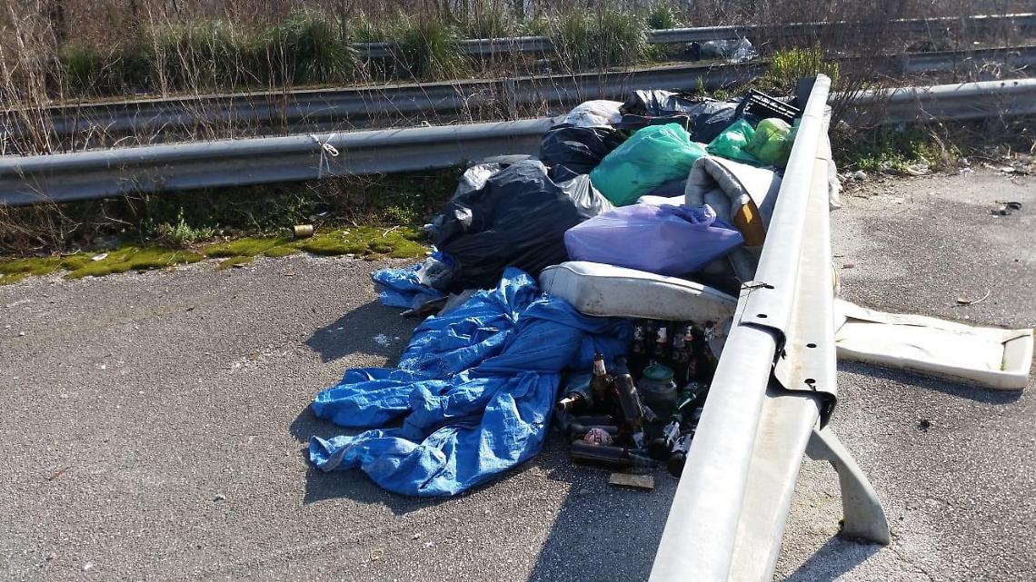 Abbandonano rifiuti in centro, incivili scoperti: traditi da un particolare...