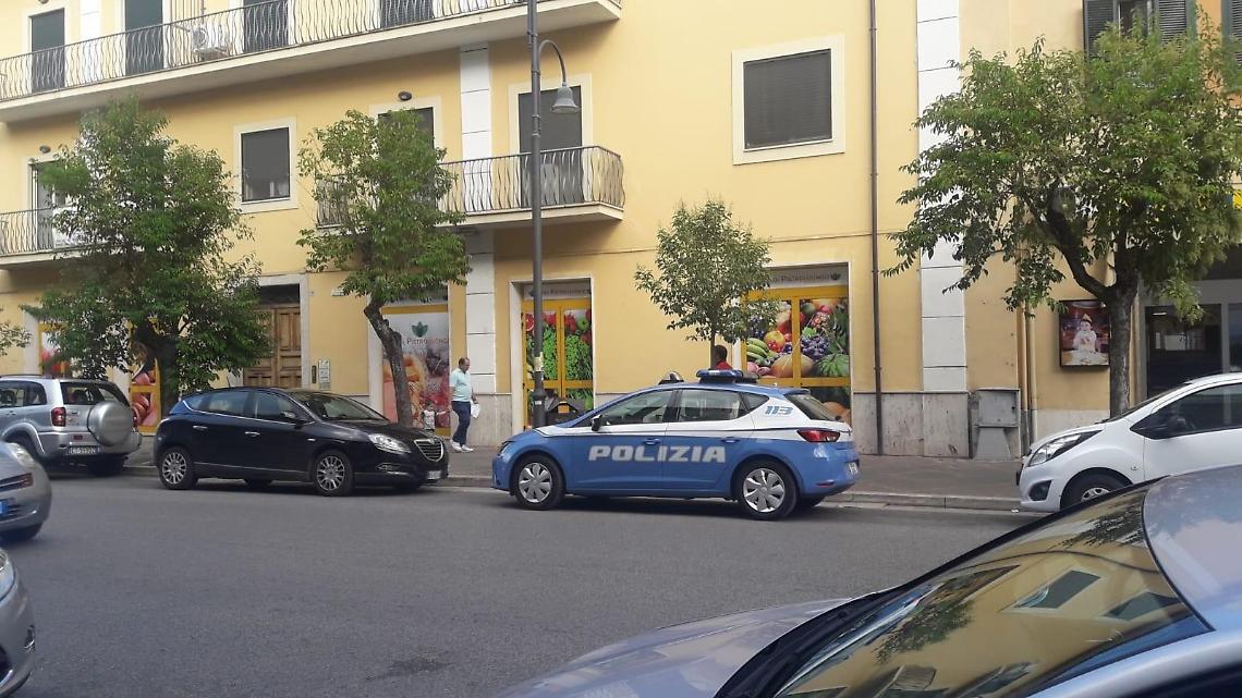 Accoltellata alla gola nella sua abitazione: donna in condizioni disperate