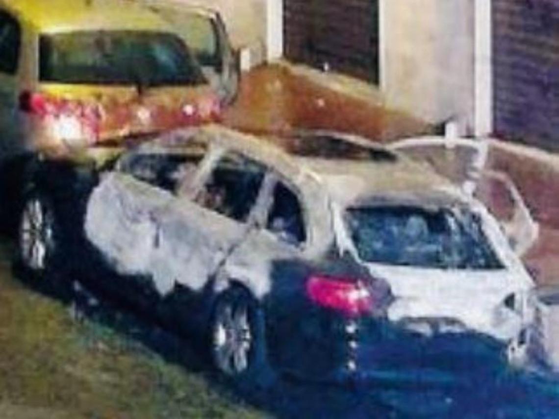 Prime le fiamme, poi uno scoppio nella notte: una macchina distrutta dal fuoco