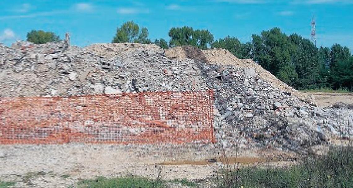 Un'illecita montagna di rifiuti da "sfabbrico": denunciata società immobiliare