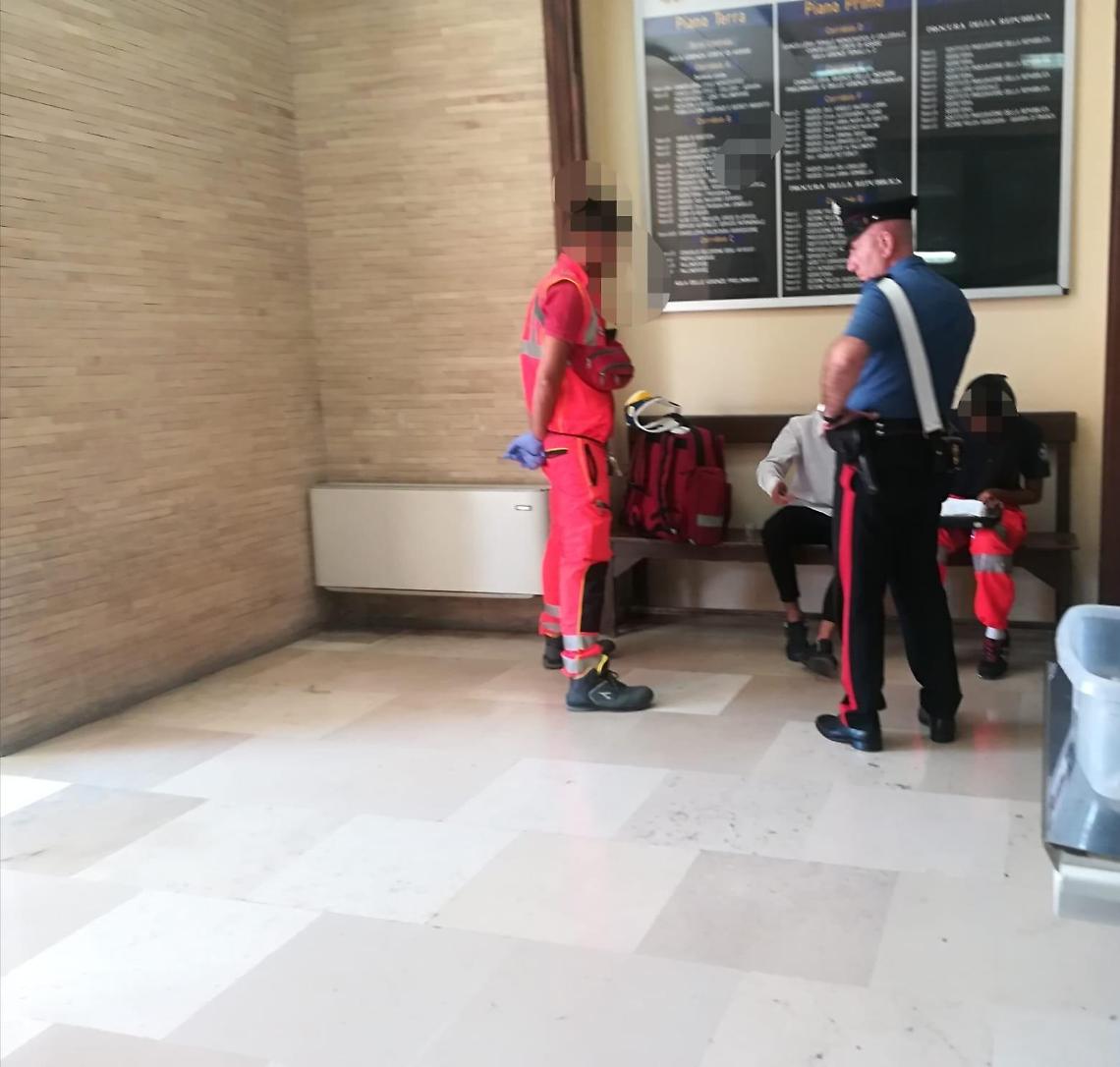 Dà in escandescenze fuori dal tribunale e viene soccorso: momenti di tensione