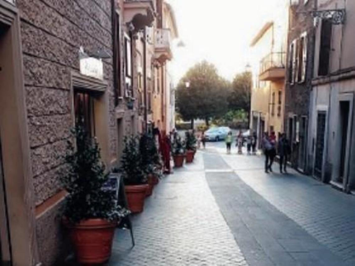 Alatri, vasi di nuovo spostati: addio al percorso pedonale