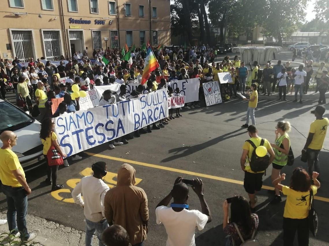 Un corteo per dire "no" al razzismo: in centinaia alla manifestazione