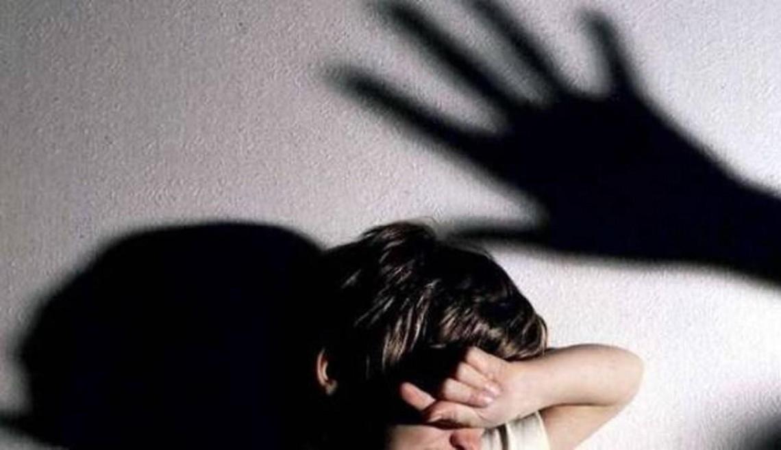 Violenza su bimbo conteso, padre accusa madre: ha già abbandonato altri figli