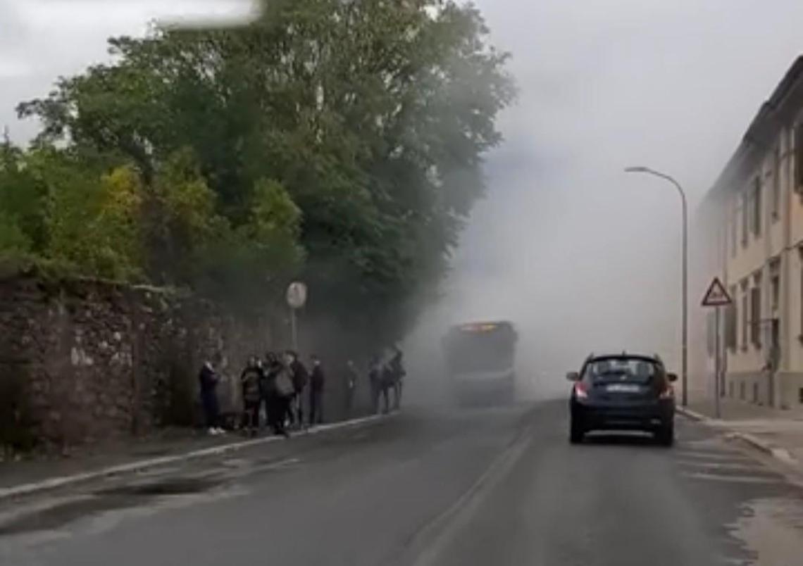 Il bus fermo e avvolto dalla nube bianca