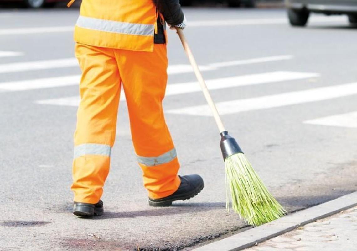 Perdite idriche e pulizia delle strade: i cittadini si lamentano sui social