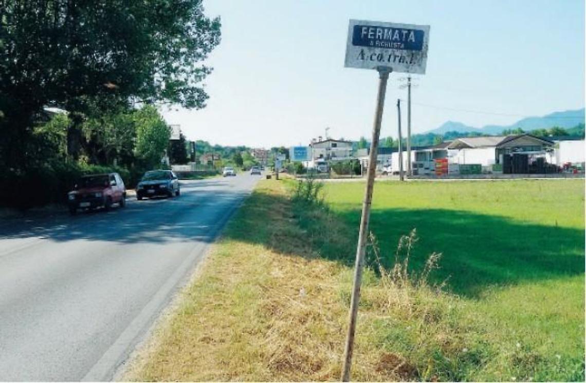 Casilina pericolosa, senza luce e pensilina: la rabbia dei residenti