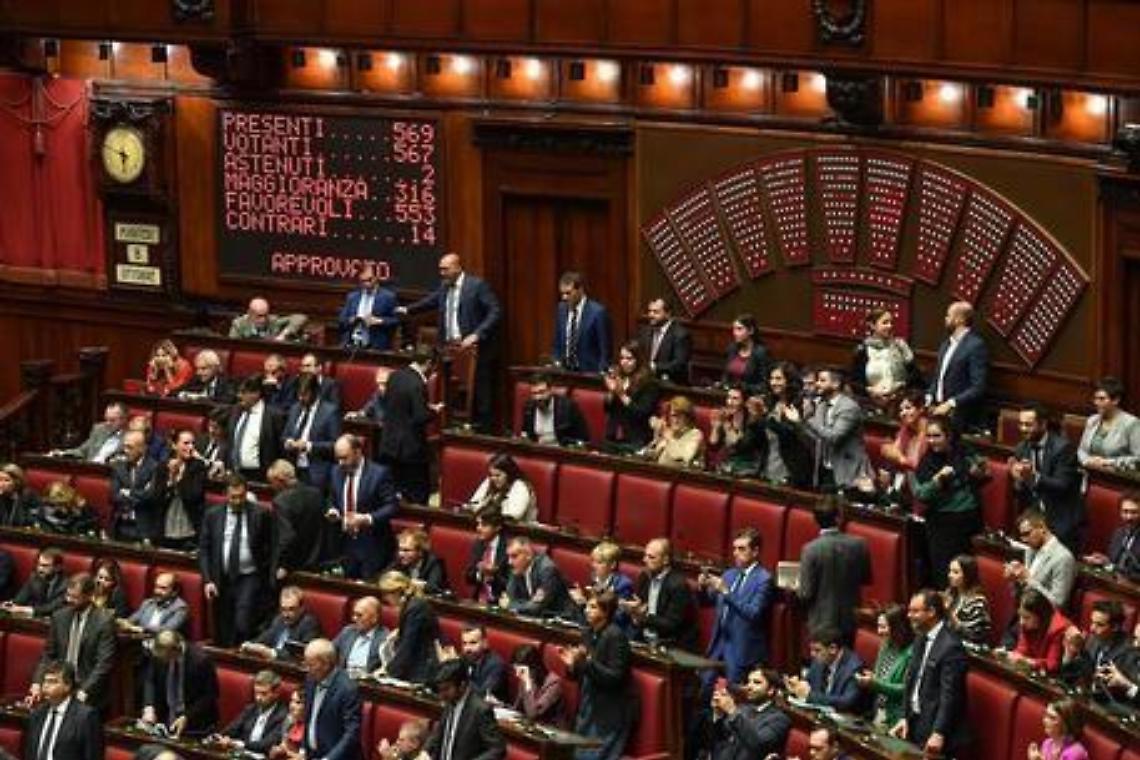 Il taglio dei parlamentari è legge: una sforbiciata di 345 poltrone