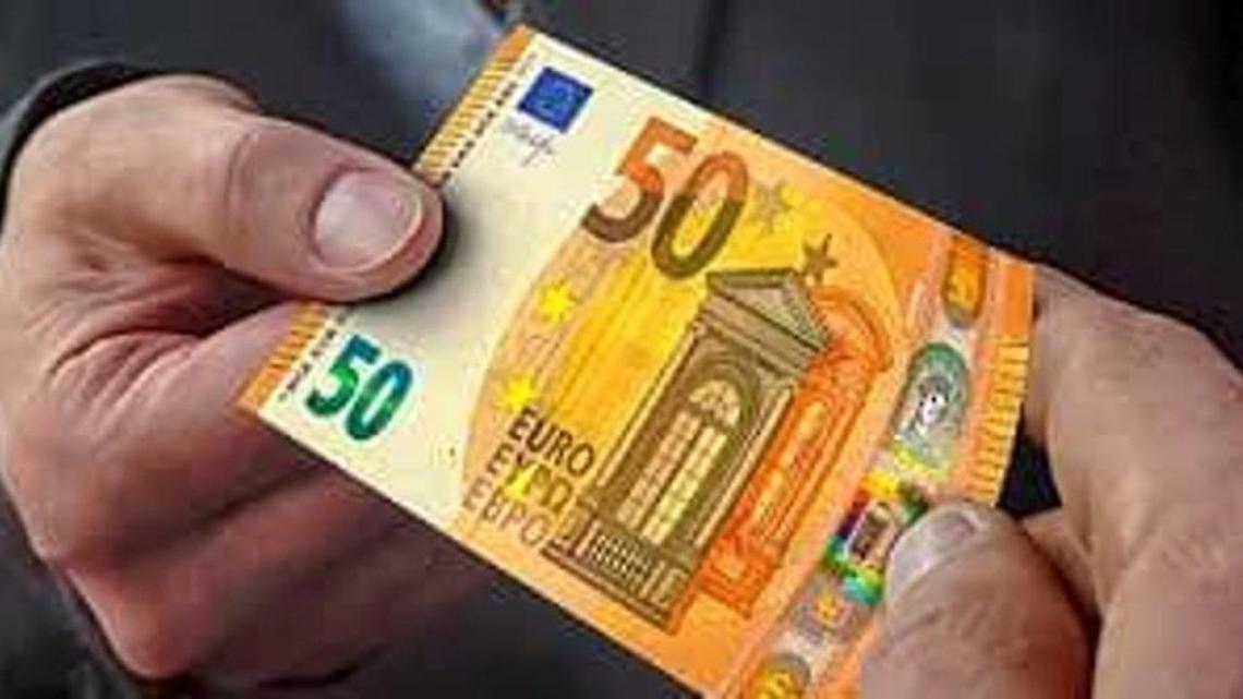 In due si danno allo shopping e seminano panico tra i negozi, scatta la caccia