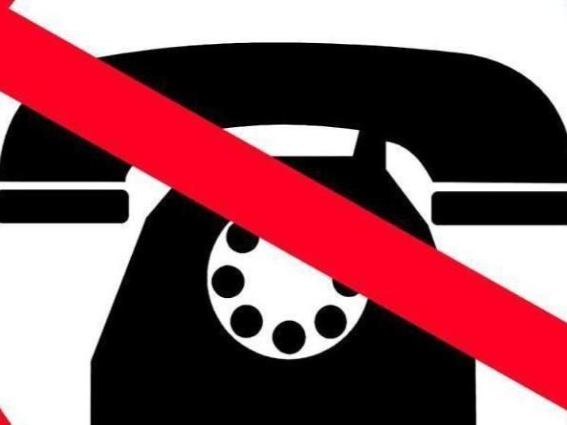 Linee telefoniche saltate: il paese resta isolato, gli utenti protestano
