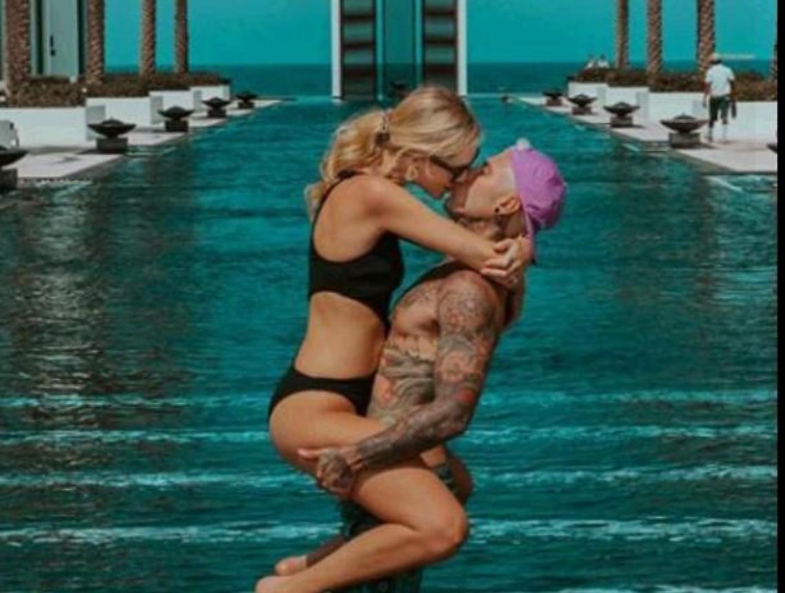 Chiara e Fedez in Oman: l'influencer tra pose hot e attacchi di... tosse