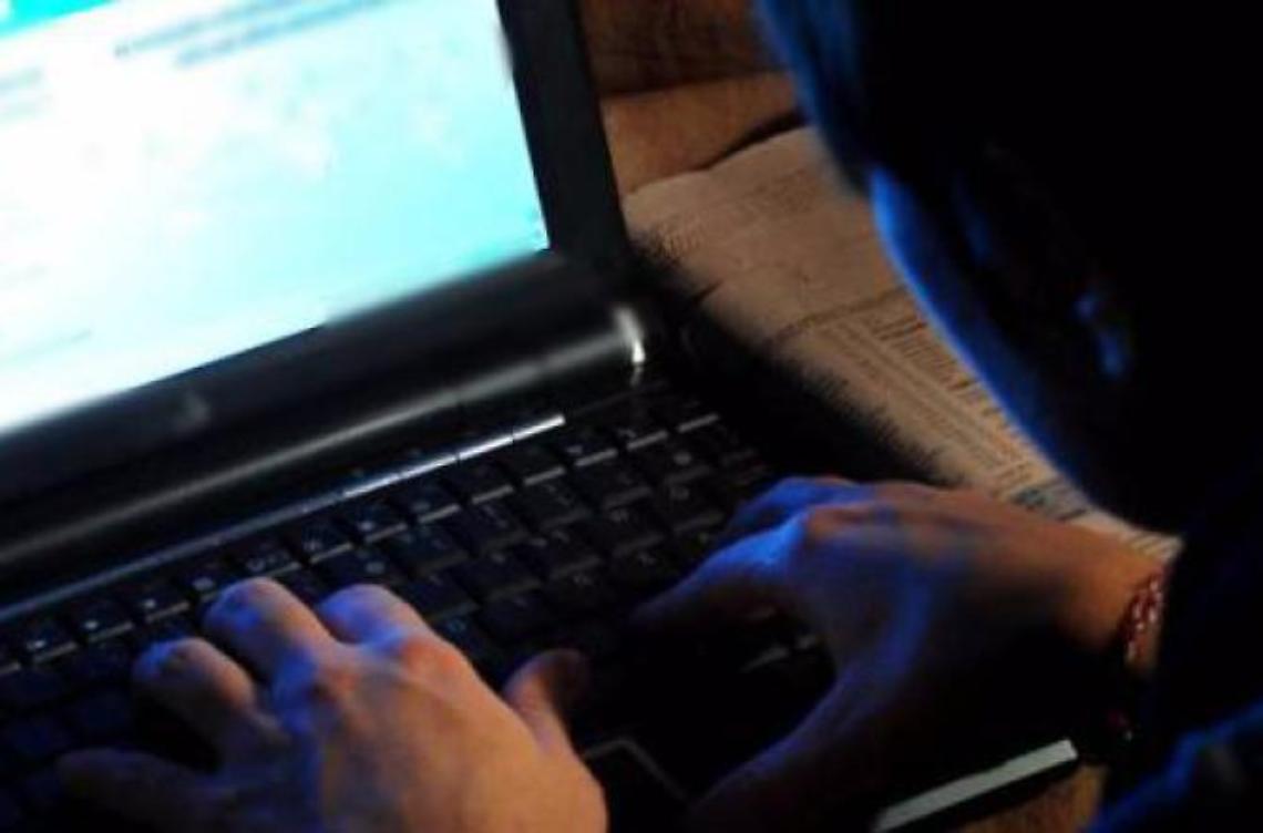 Materiale pedopornografico in un gruppo whatsapp: due giovani nei guai