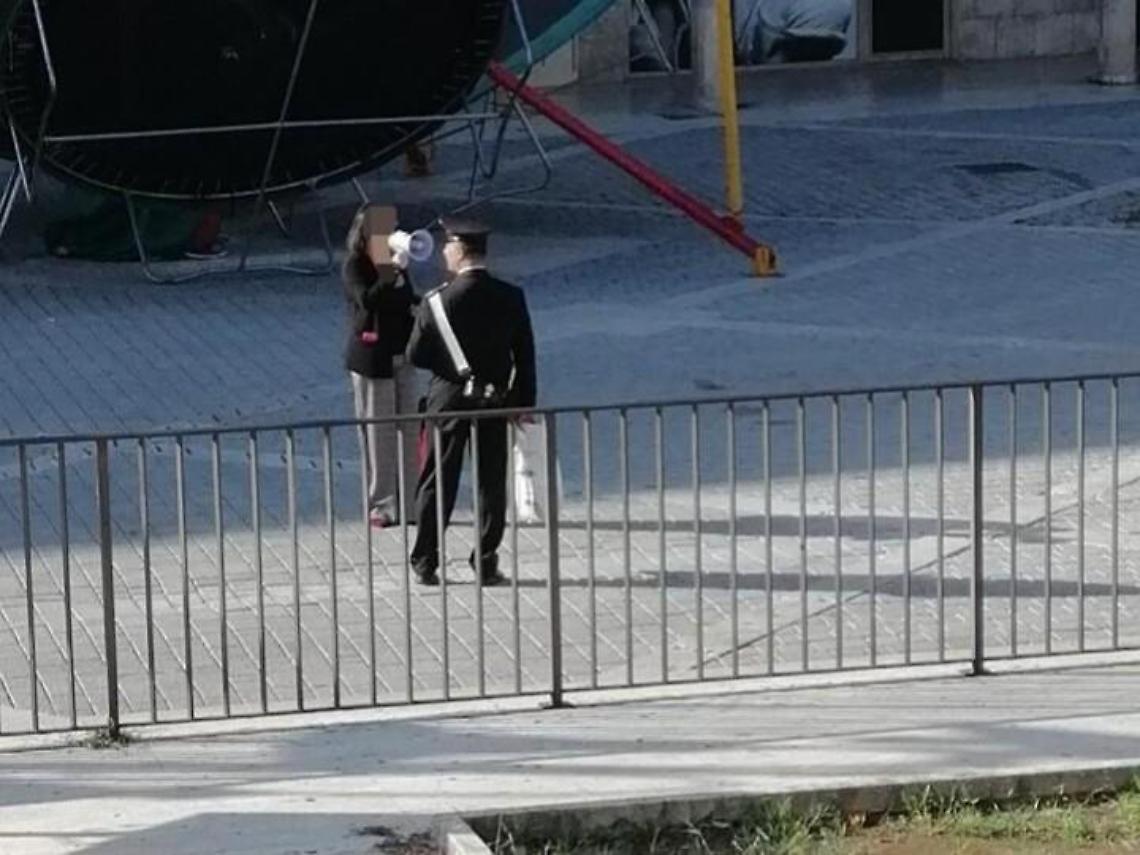 Urla con il megafono davanti al Tribunale e chiede "giustizia"