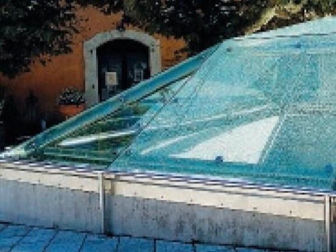 Cisterna romana, la copertura in vetro nel mirino: aumentano i malumori