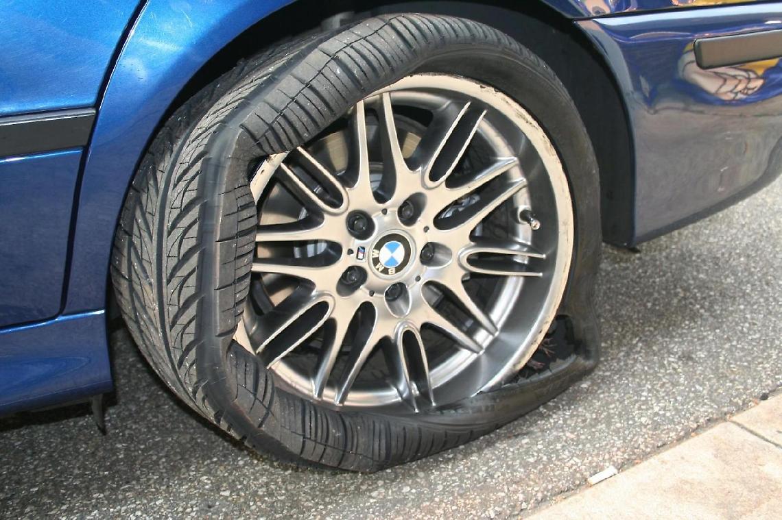 Vandali scatenati in centro: gomme delle auto tagliate con un coltello
