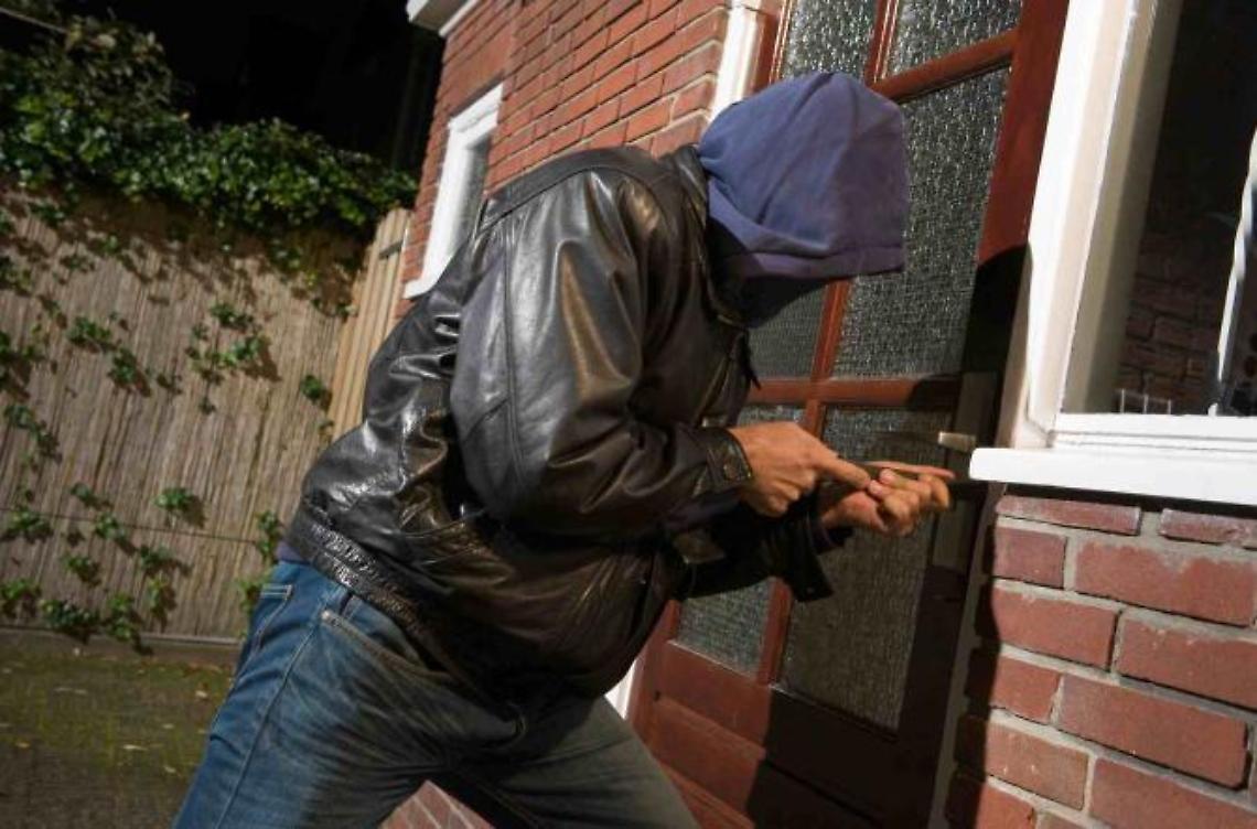 Furto rocambolesco: i ladri smurano la fuciliera, poi si lanciano dal terrazzino