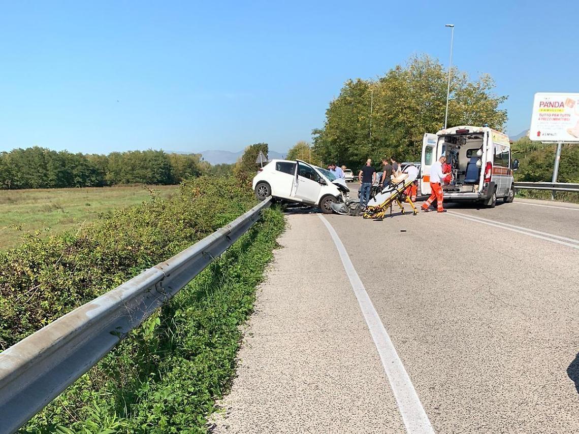 Violento incidente sulla strada Asi: si scontrano 3 auto, ferite 4 persone