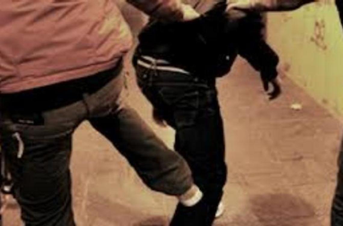Maxi rissa in un bar, un giovane ferito: in sette denunciati