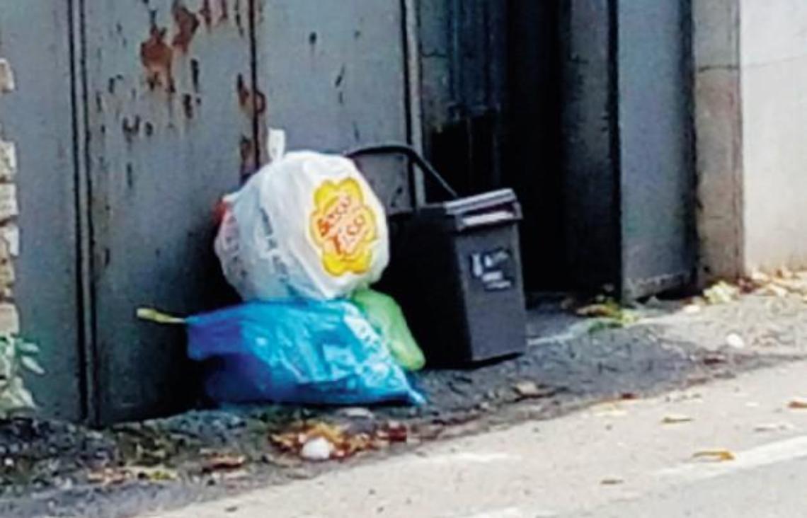 Differenziata bloccata: tutti coi mastelli in casa. Scatta l'emergenza