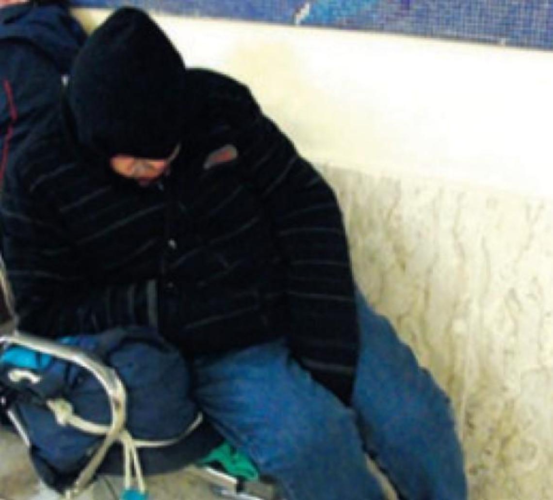 Senza casa, ora &egrave; stato sfrattato anche dalla stazione. L'odissea di un uomo