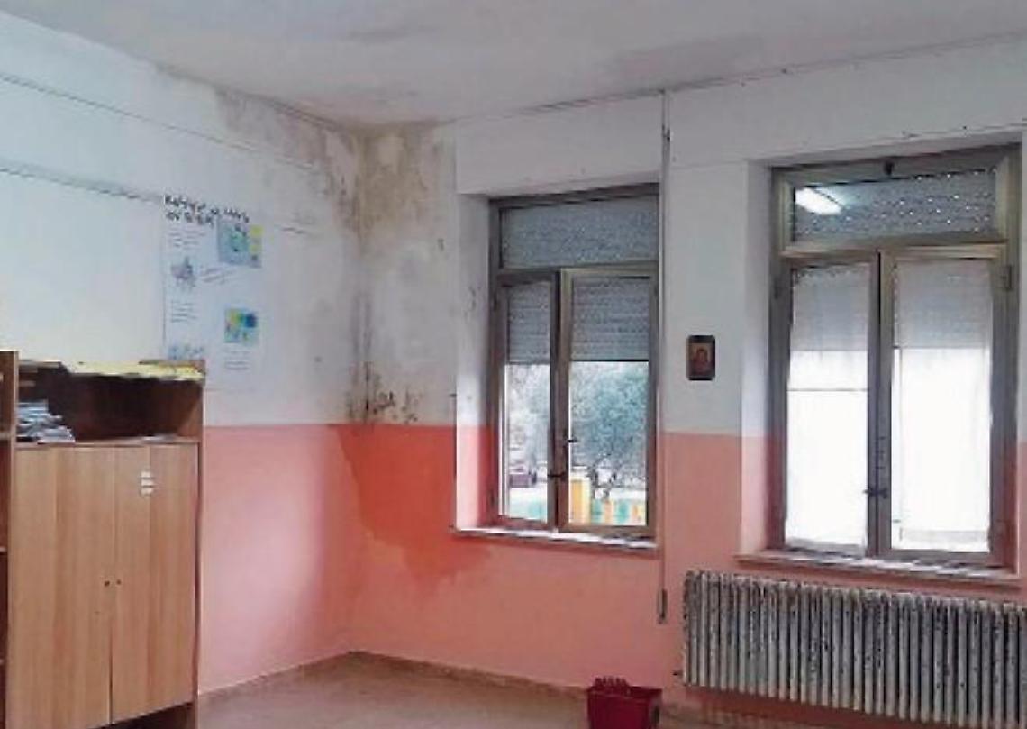Alatri, alunni con l'ombrello in aula: scatta la protesta dei genitori