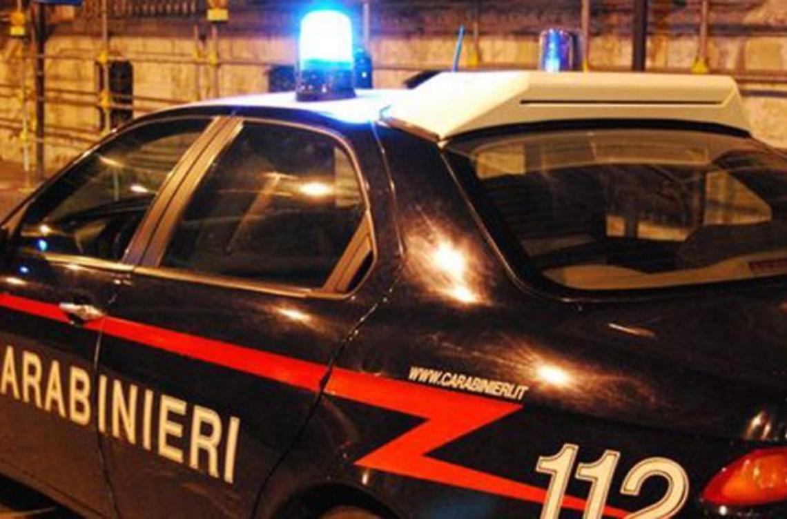 Irrompono in casa e arraffano oro e armi. Poi i proprietari li mettono in fuga