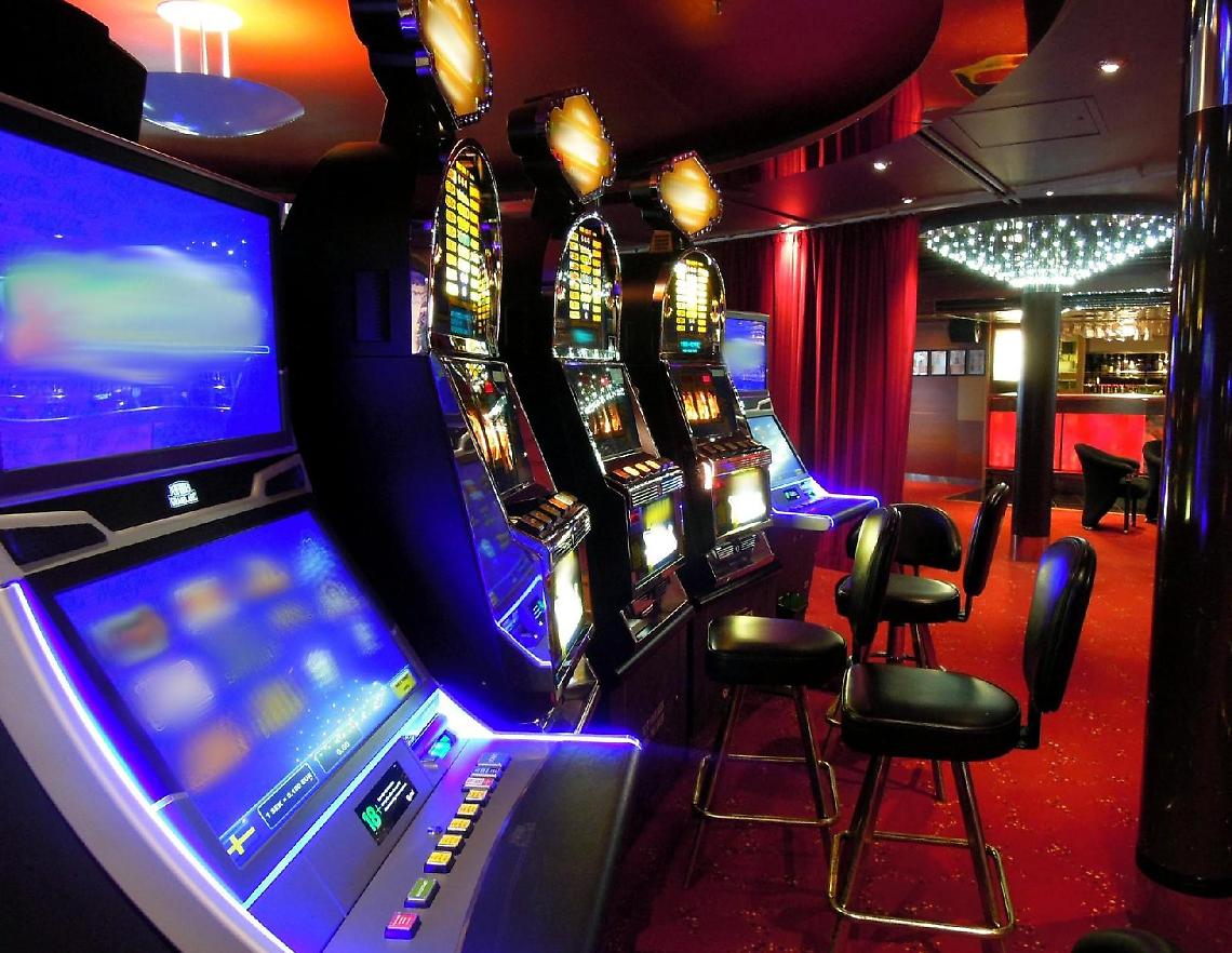 Slot machine senza autorizzazioni di legge: due denunciati