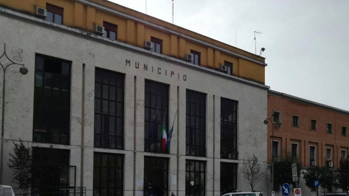 Profughi, il consiglio straordinario non si farà: l'ira delle opposizioni