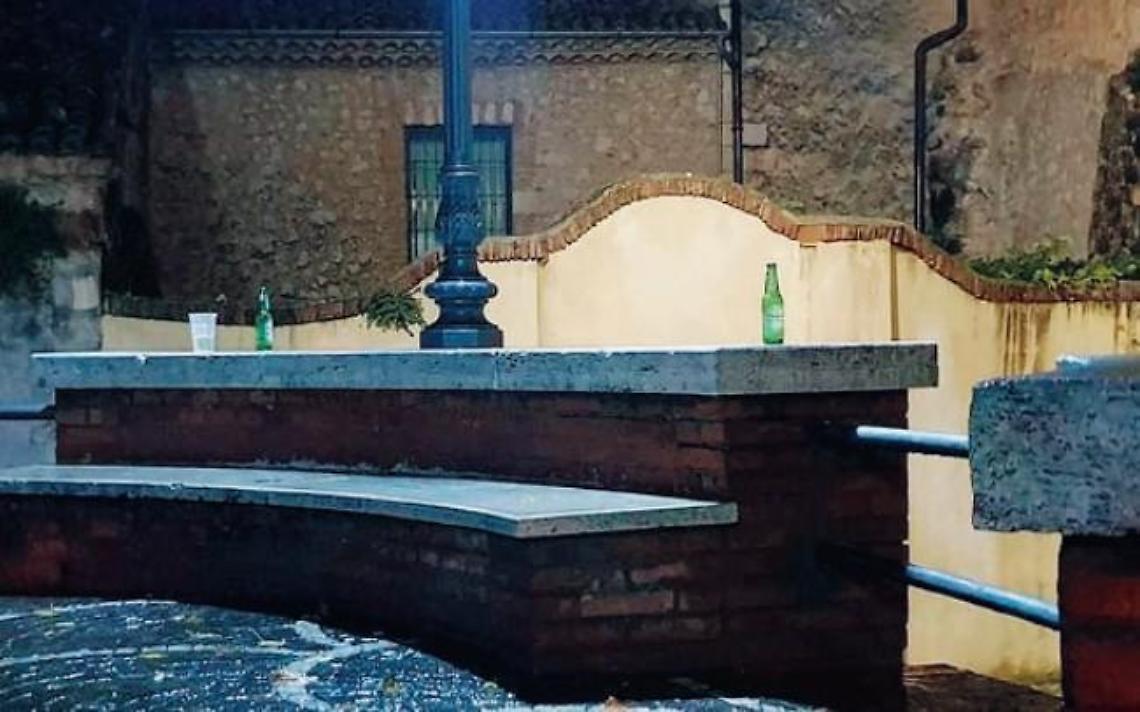 Belvedere scambiato per il bancone di un bar: bottiglie abbandonate e degrado