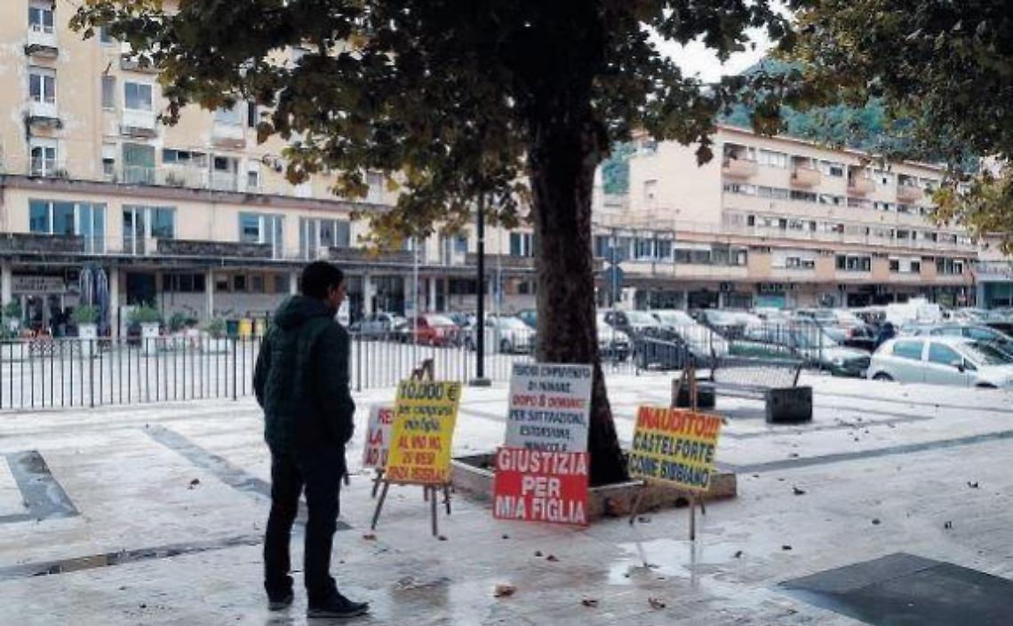 Padre protesta in piazza: combatte per vedere la sua bambina