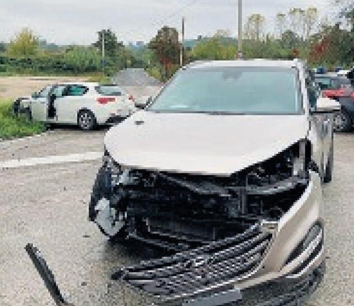 Ennesimo incidente all'incrocio "killer", scontro tra due auto: due feriti