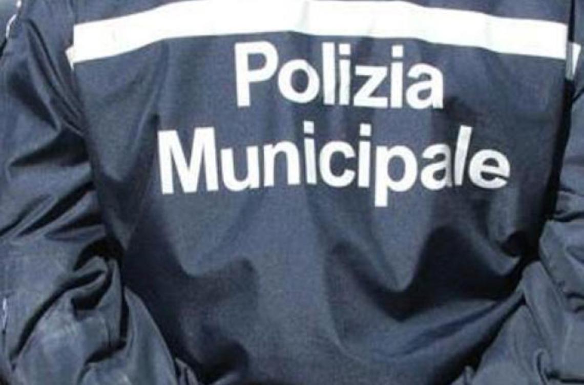 Occupa un posto per disabili, poi insulta e getta a terra un vigile: denunciato