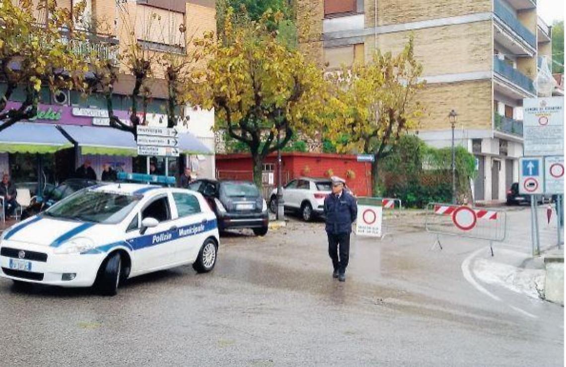 Stop alle auto in centro, disagi per raggiungere l'unica farmacia aperta