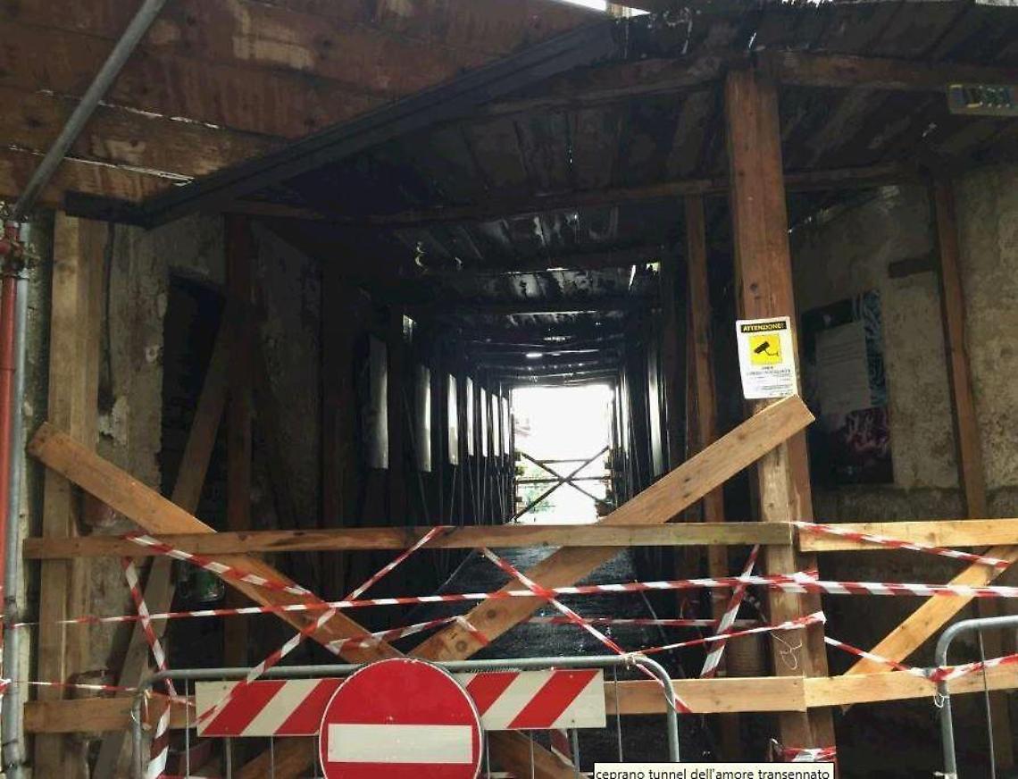 Pericolo di crollo: chiuso il 'tunnel dell'amore' nel cuore del centro storico