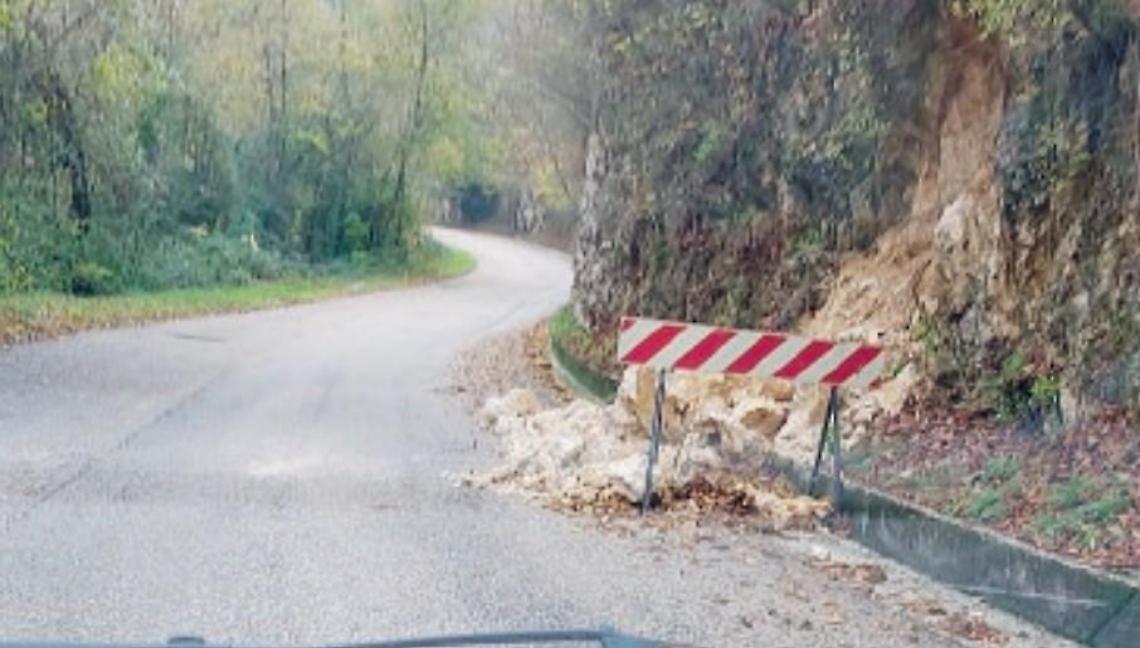 Frane sulla provinciale, strada pericolosa per lo scuolabus: mamme in protesta