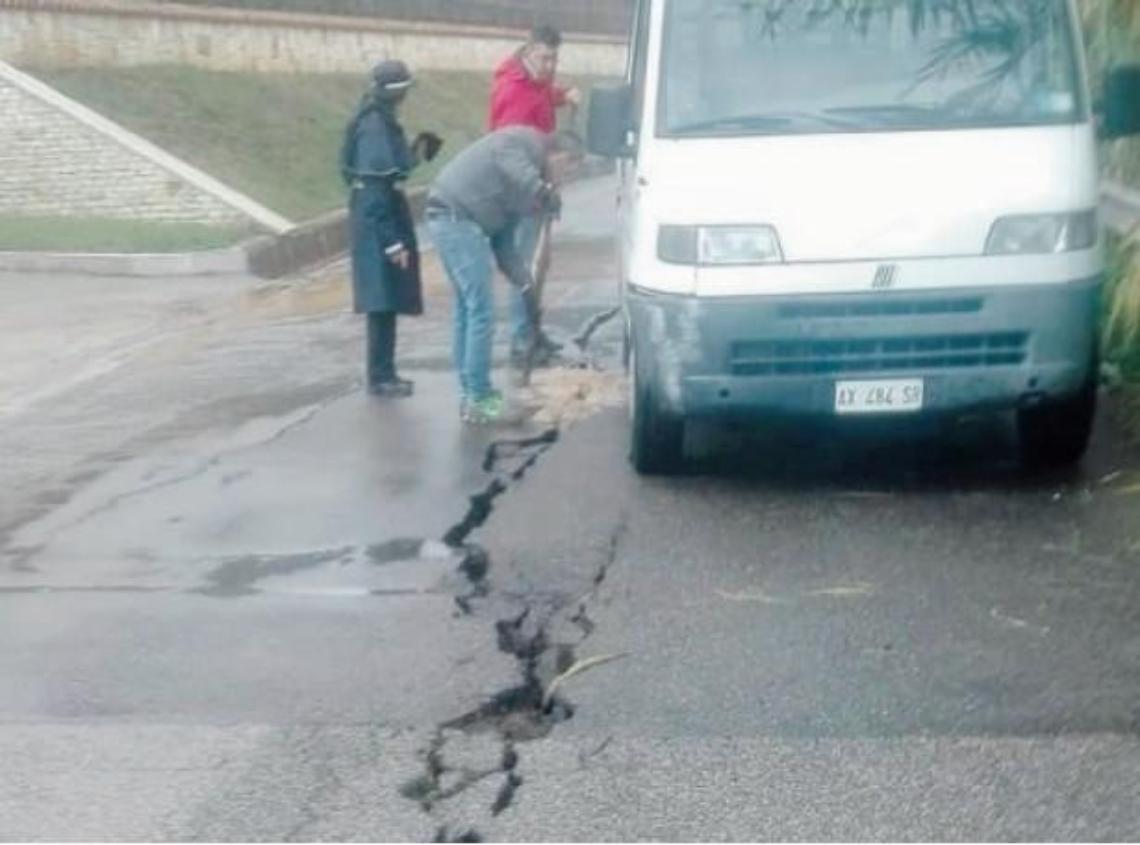 Maltempo, frana lungo via Magliano: la riapertura slitta al 2020